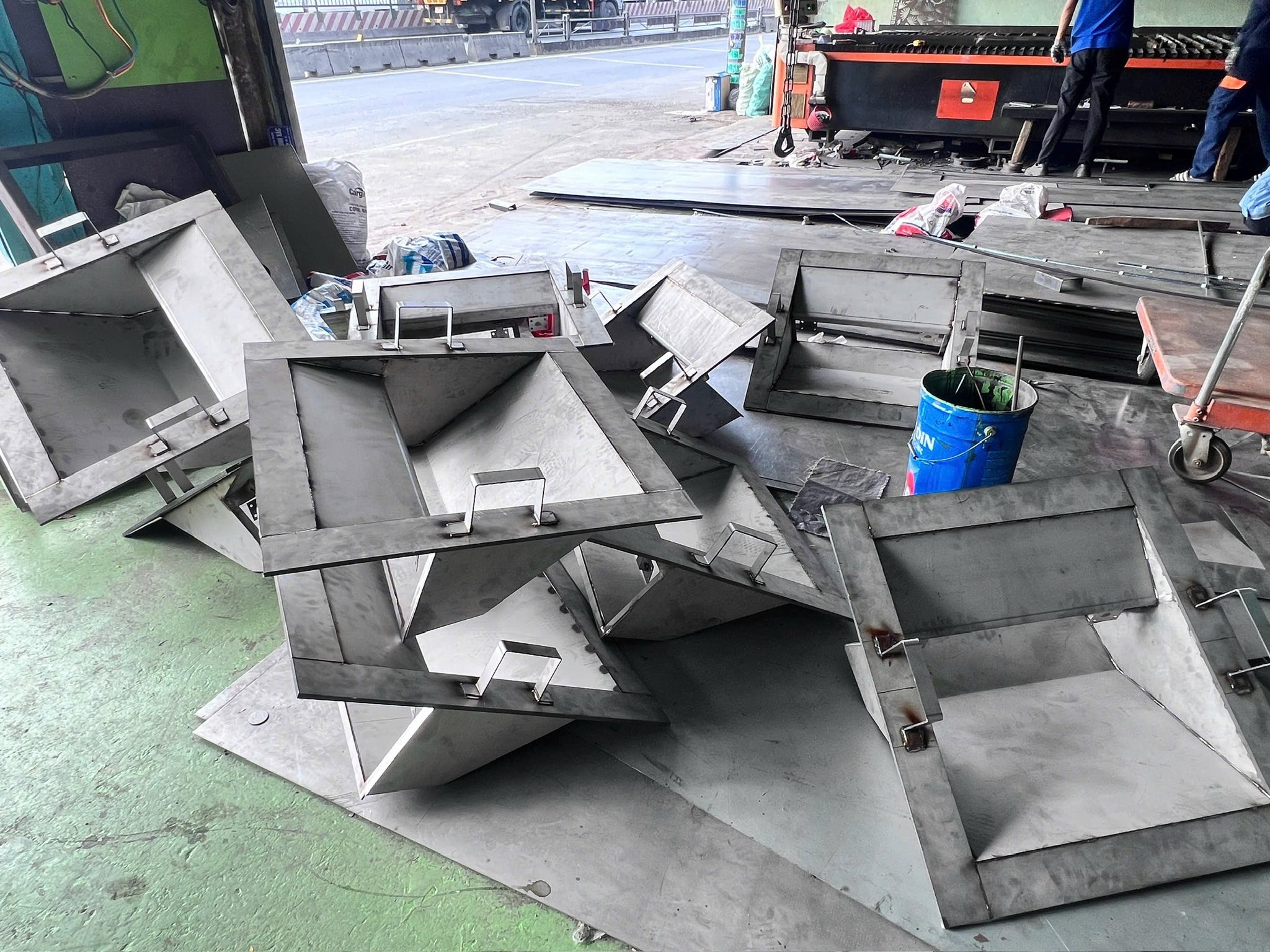 Khay Ngăn Mùi Inox Mương Nước